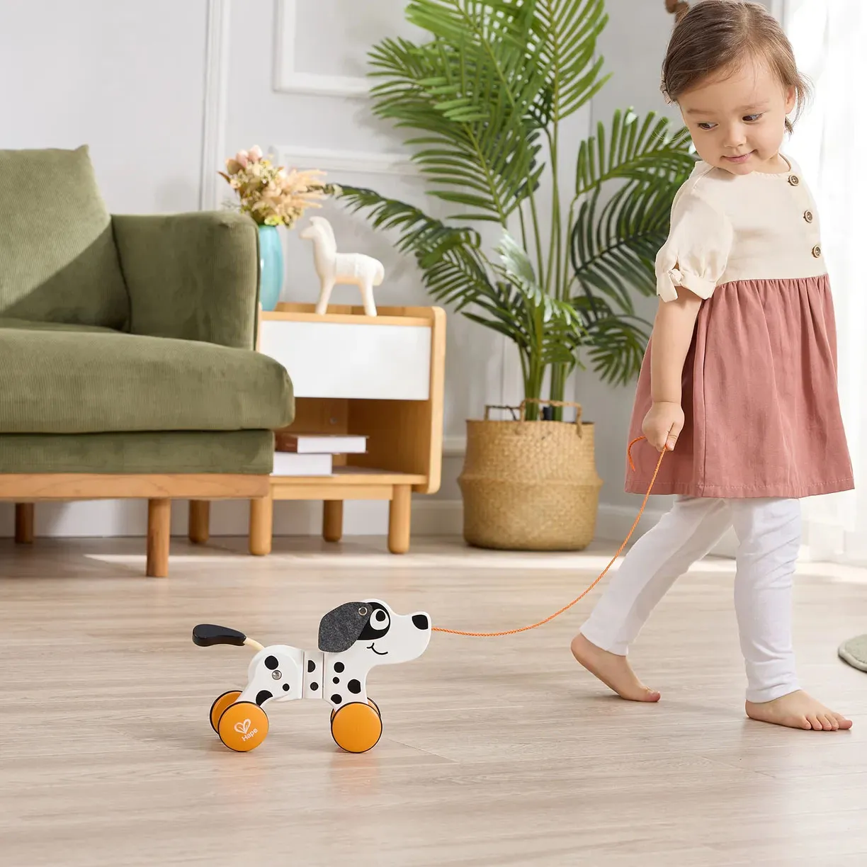 Игрушка-каталка HAPE серия «Зверики» Собачка на веровочке E0368_HP
