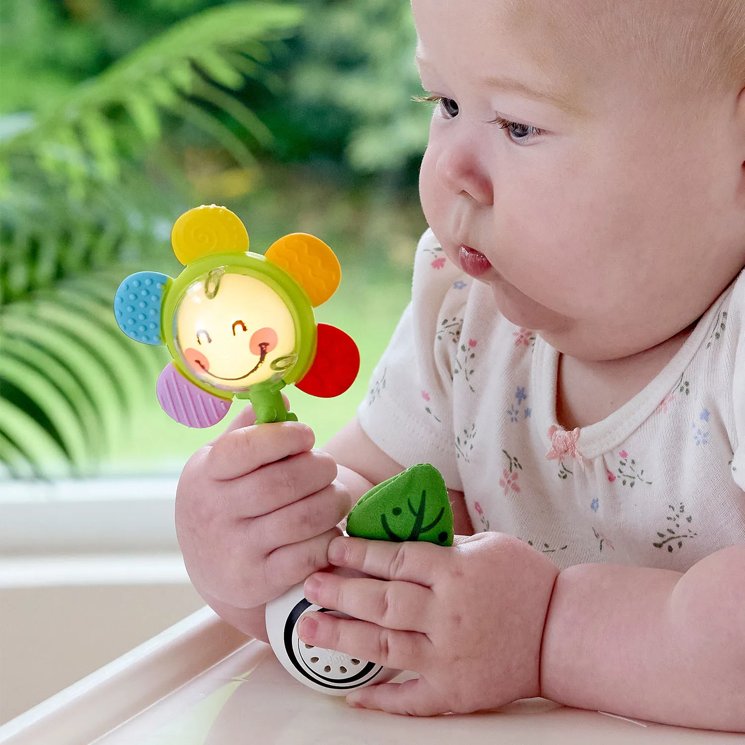 Погремушка HAPE «Светящийся Цветок» интерактивная игрушка с подсветкой E0133_HP