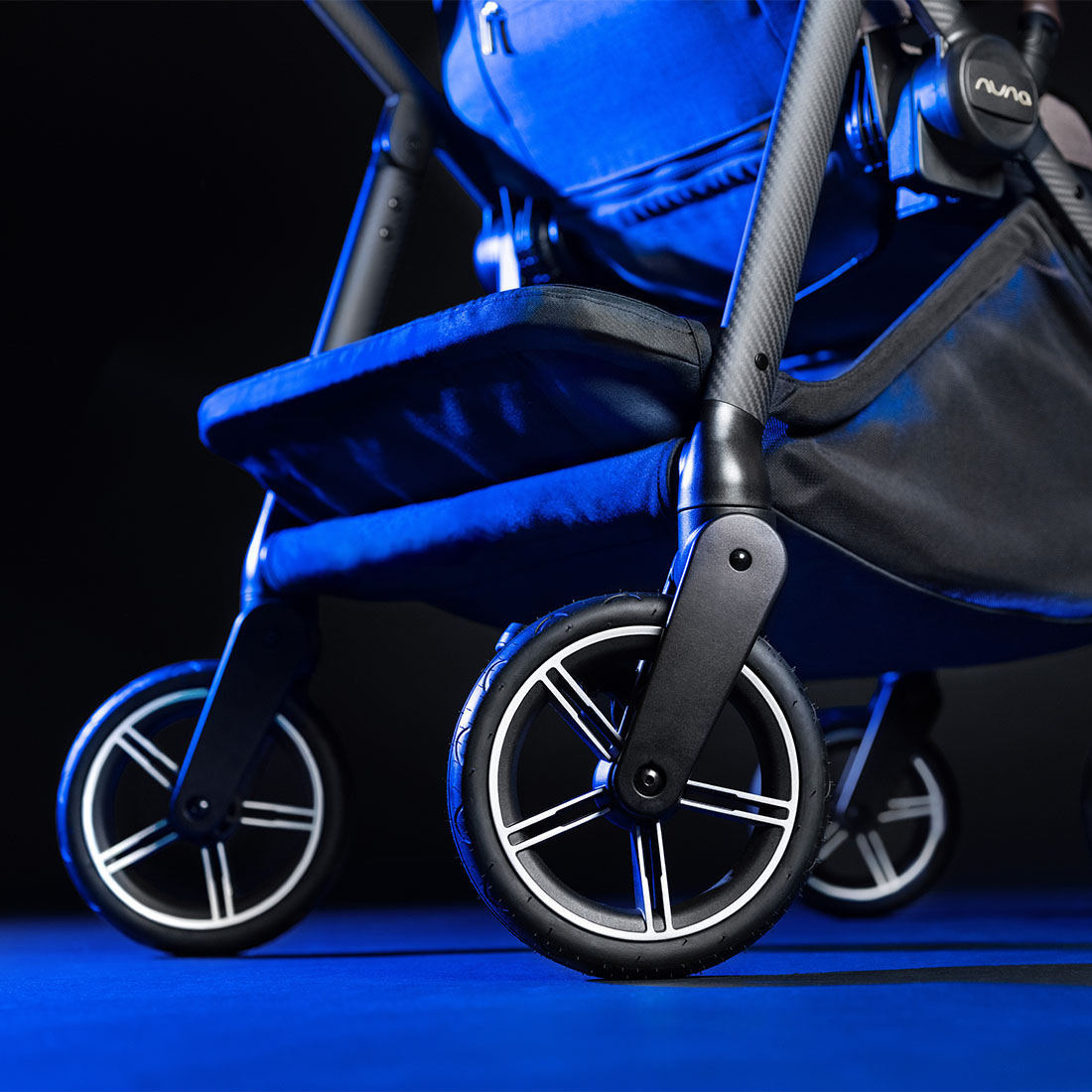 Коляска прогулочная Nuna SWIV BMW