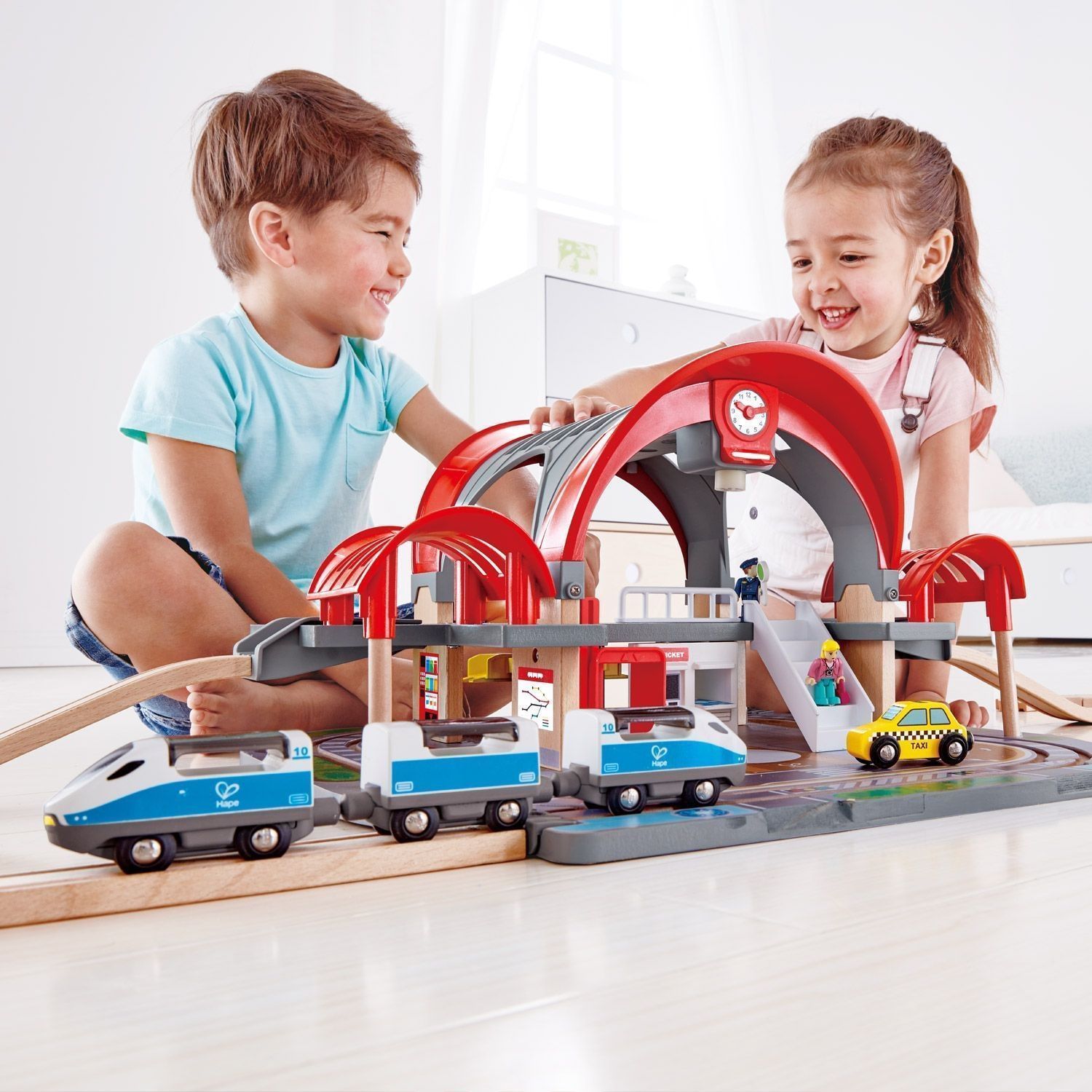 Игровой набор Hape «Станция Гранд Сити» E3725_HP